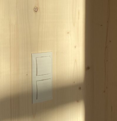 In unseren Werkshallen entstehen Tiny House Modelle aus Massivholz-Modulen.